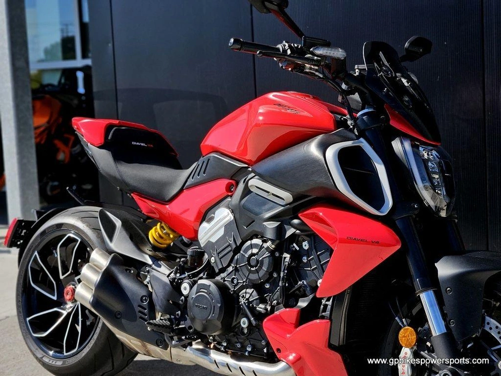 2024 Ducati Diavel V4 Red