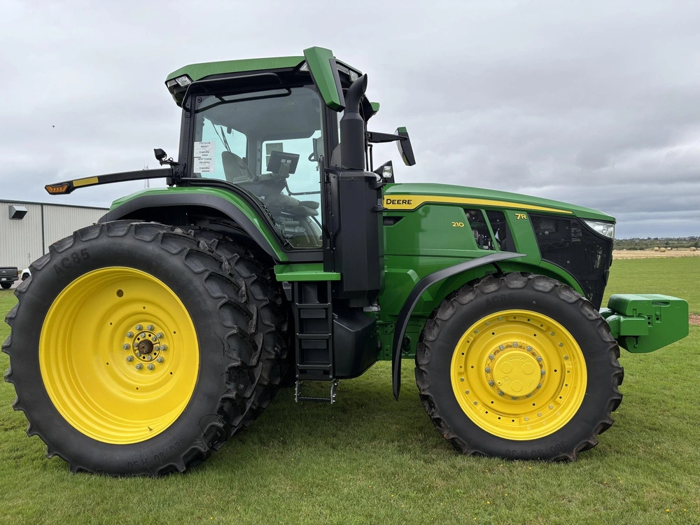 2025 John Deere 7r 210 alt