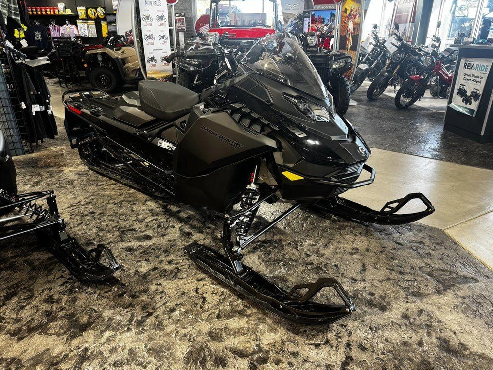 2027 Ski-doo Backcountry Adrenaline 850 E-tec® 146 Es Storm 1.5 S_lev_4.5"_blk