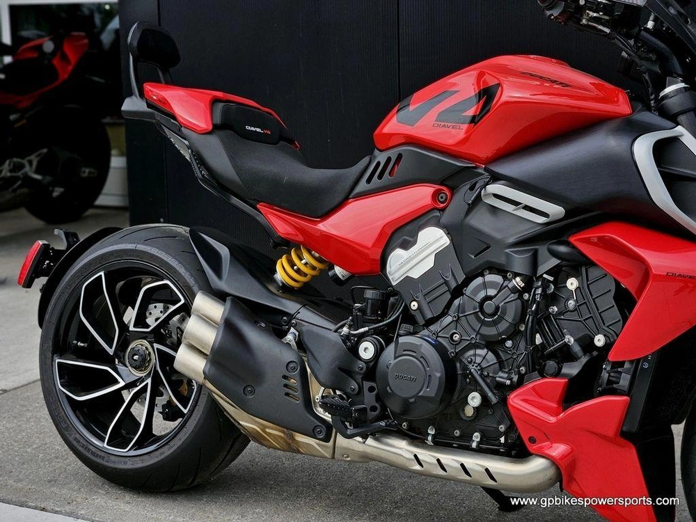 2023 Ducati Diavel V4 Ducati Red