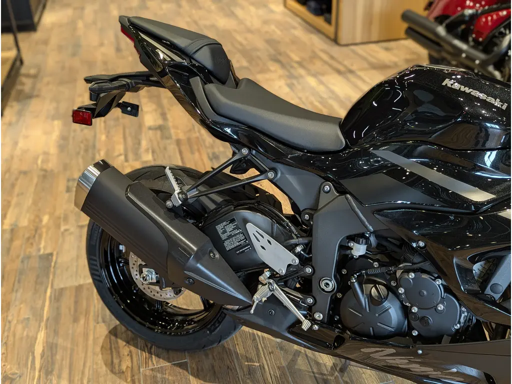 New 2027 Kawasaki Ninja ZX-6R // Metallic Spark Black/Metallic