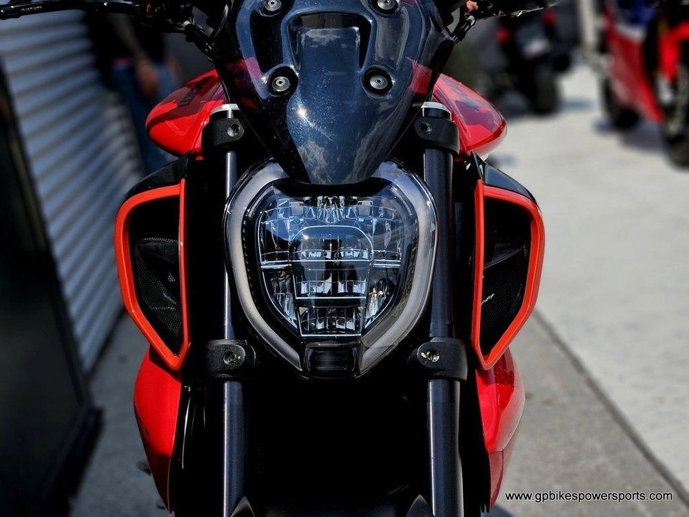 2024 Ducati Diavel V4 Red