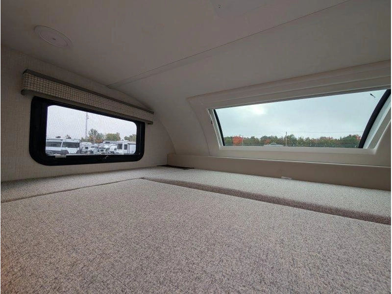 Thor Motor Coach Echelon Lc21 2027 alt