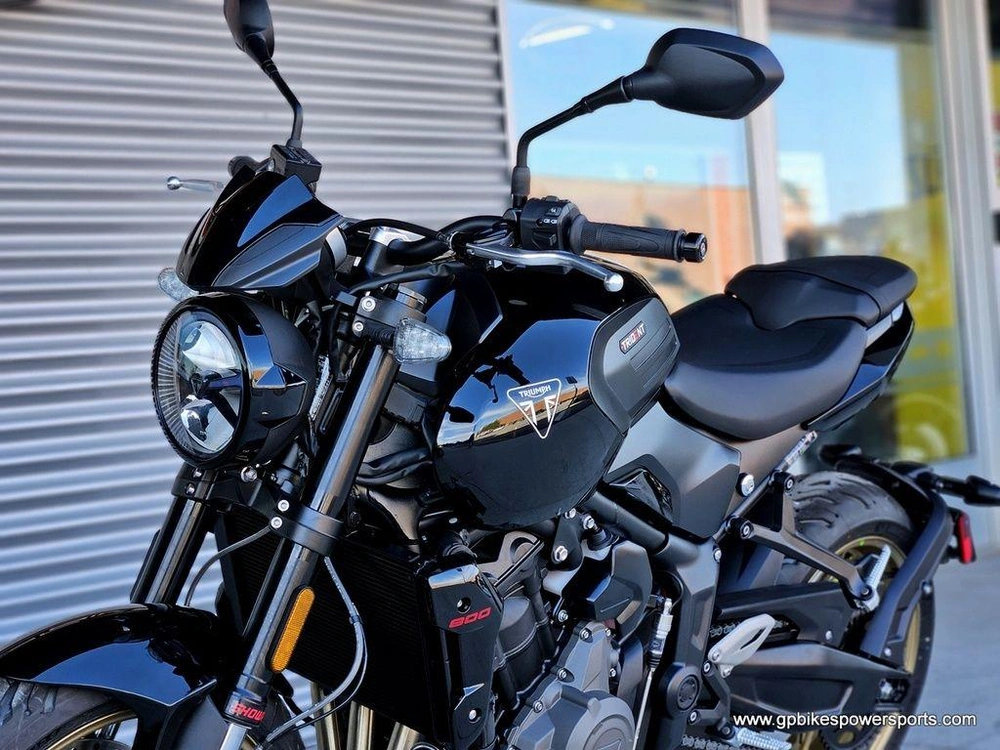 2026 Triumph Trident 800 Jet Black