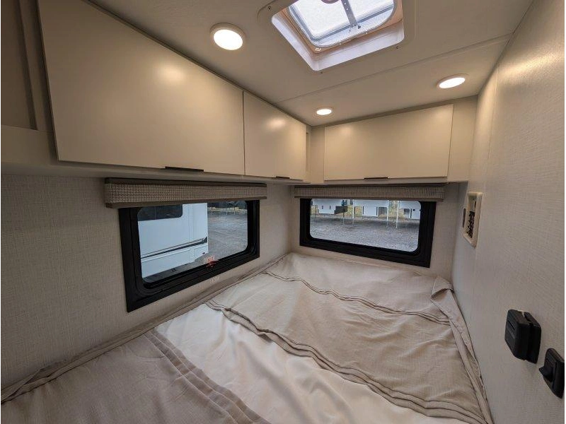 Thor Motor Coach Echelon Lc21 2027 alt