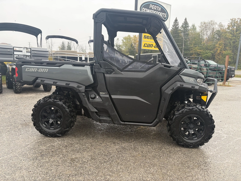 2024 Can-am Defender Xt Hd 7 With Half Doors & Hc Windshield alt