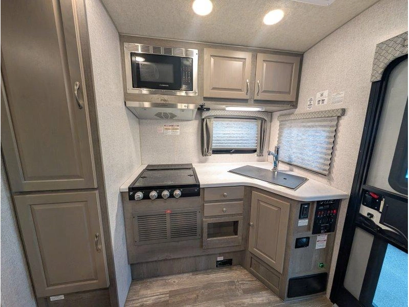 2027 Northwood Arctic Fox 992 alt