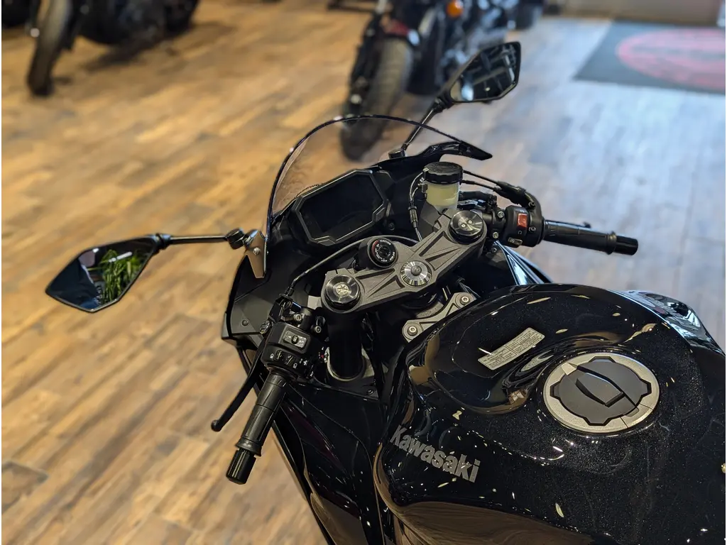 New 2027 Kawasaki Ninja ZX-6R // Metallic Spark Black/Metallic