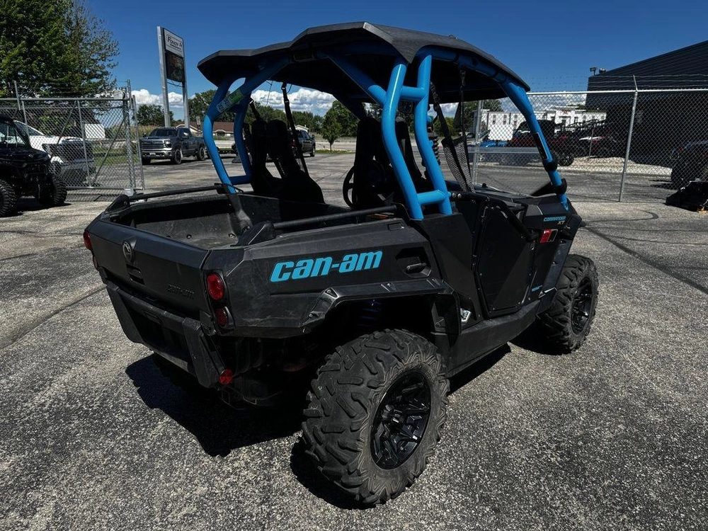 2019 Can-am Commander™ Xt™ 1000r Carbon Black & Octane Blue