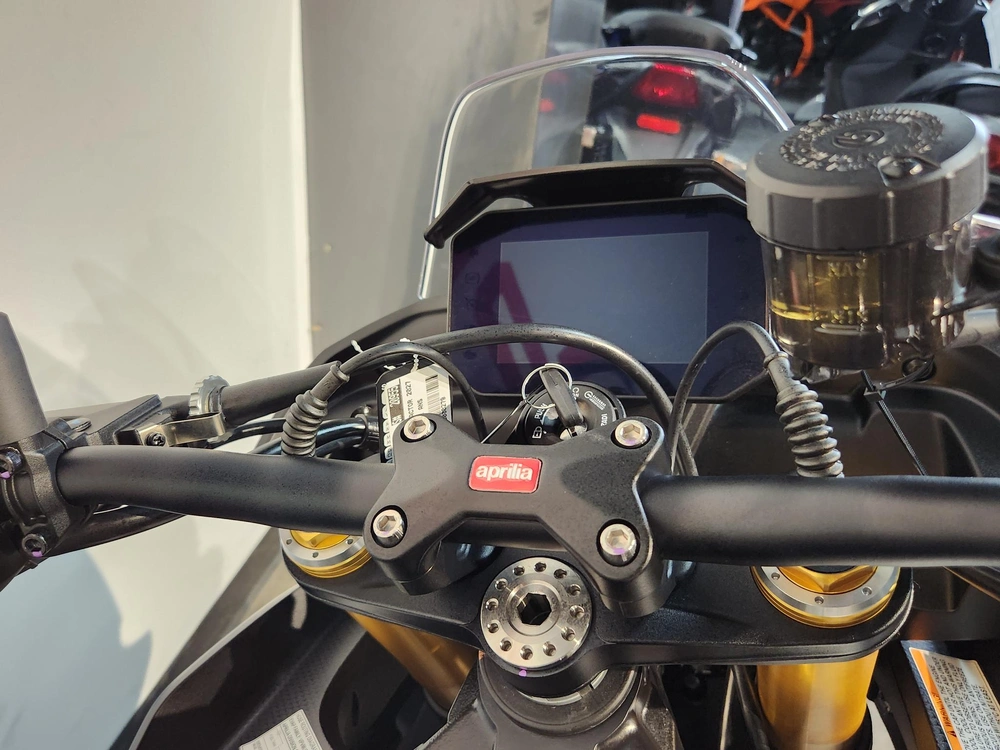 2027 Aprilia Tuono V4 1100 Factory Démo alt
