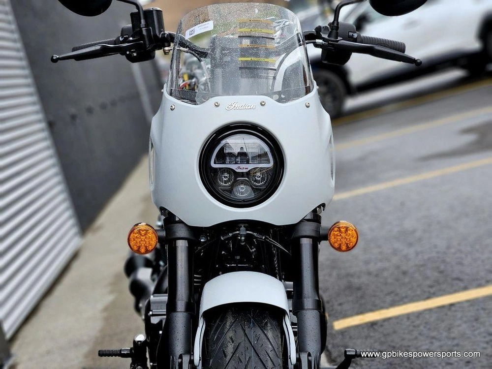2025 Indian Motorcycle Sport Chief Ghost White Metallic Smoke