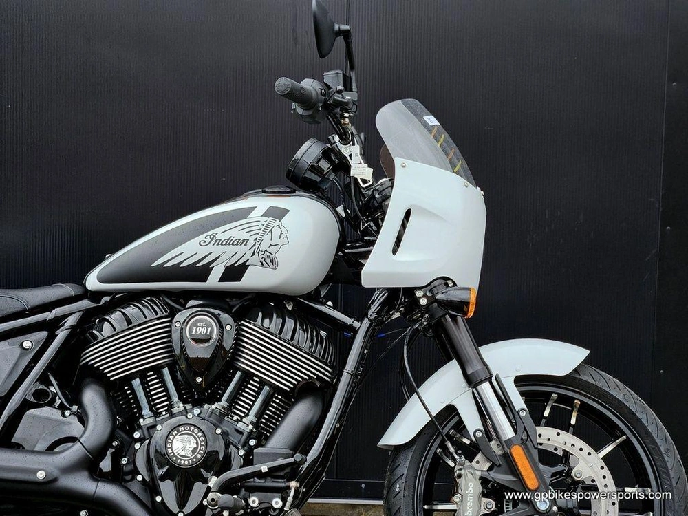 2025 Indian Motorcycle Sport Chief Ghost White Metallic Smoke