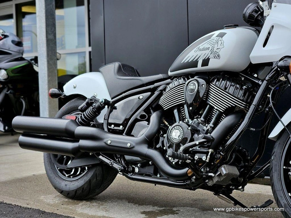 2025 Indian Motorcycle Sport Chief Ghost White Metallic Smoke