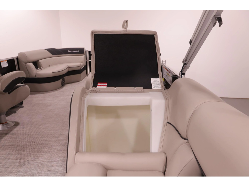 2023 Berkshire 22' Radius Pontoon W/ 90hp - Easy Financing alt