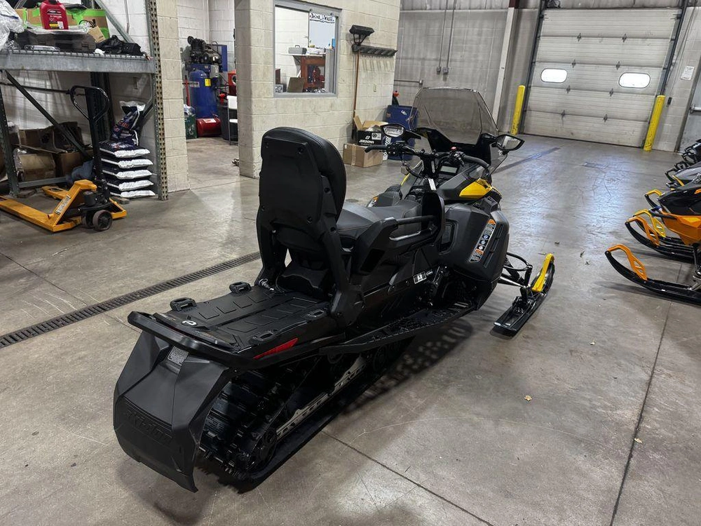 2027 Ski-doo Grand Touring Sport 900 Ace 137 Es S-rip 1.25 S_lev_4.5"_yllw
