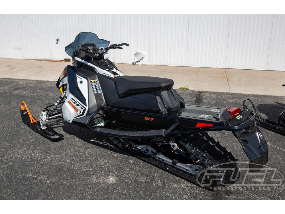 2027 Polaris 650 Indy Sp 137 White Lightning / Gloss Black / Orange Burst alt
