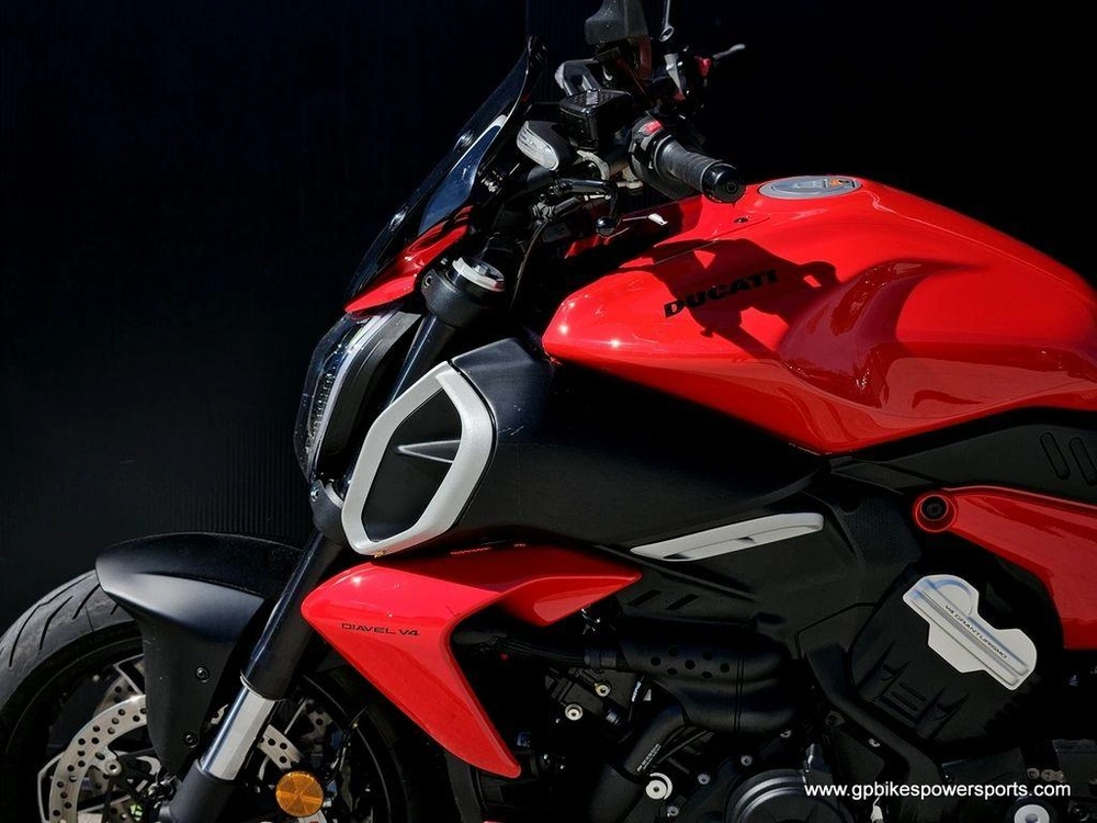 2024 Ducati Diavel V4 Red
