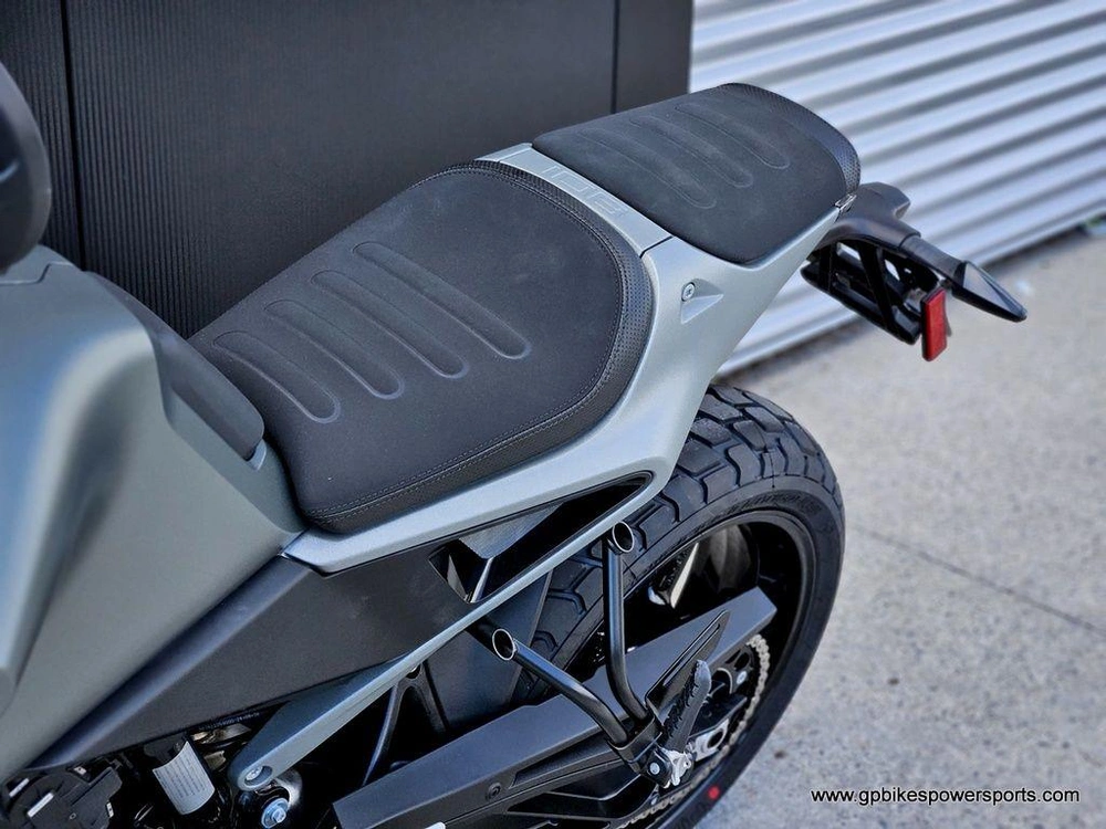 2027 Husqvarna Svartpilen 801 Se