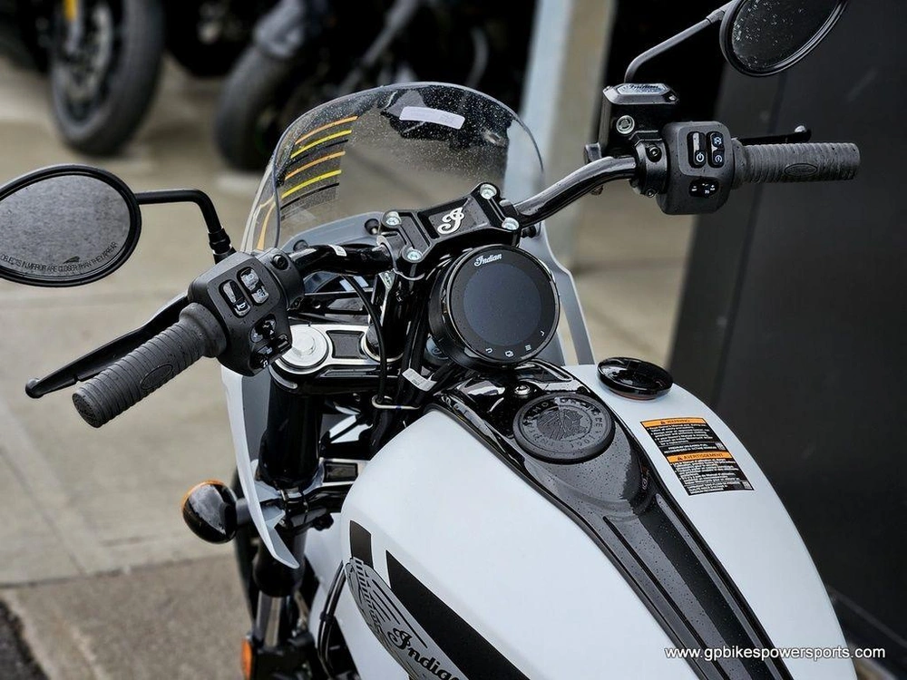 2025 Indian Motorcycle Sport Chief Ghost White Metallic Smoke