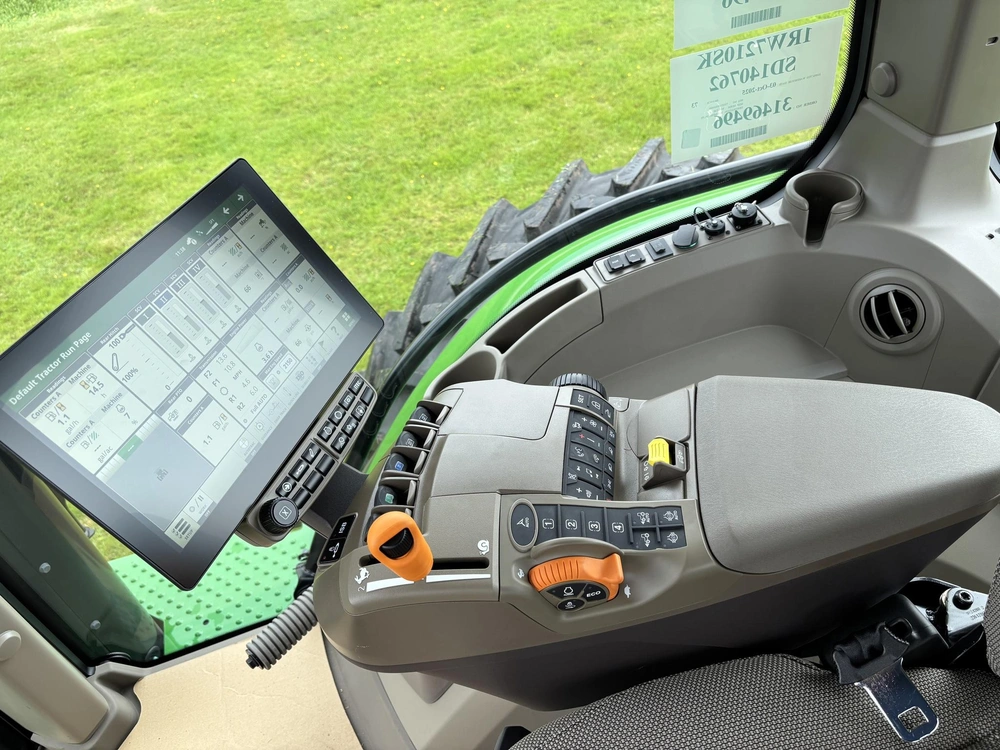 2025 John Deere 7r 210 alt