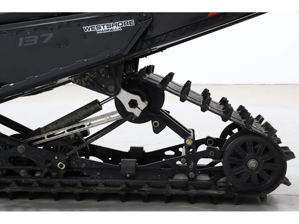 2025 Polaris 650 Indy Adventure 137 alt