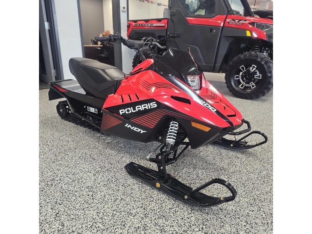 2027 Polaris Indy 200 Es alt