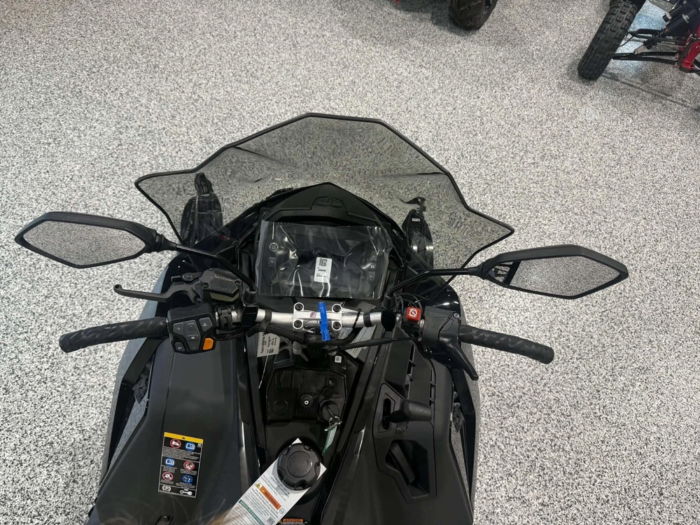 2027 Polaris Titan Adventure Ultimate 155 1.8 alt