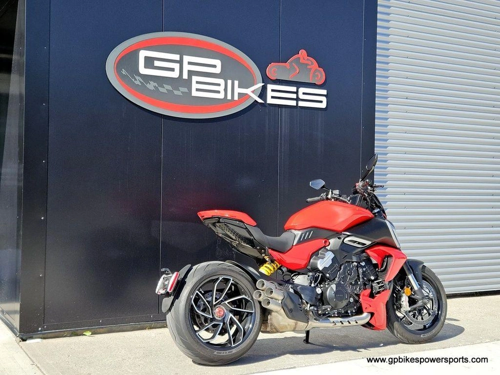 2024 Ducati Diavel V4 Red