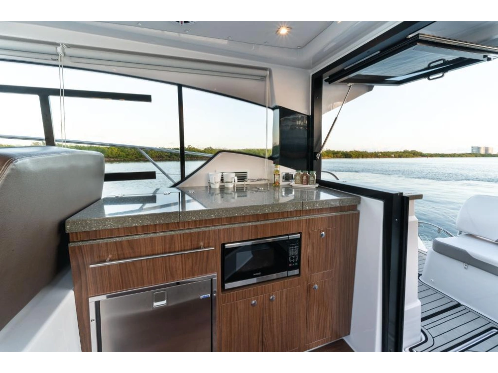Four Winns Vista 355 Coupe 2022 alt