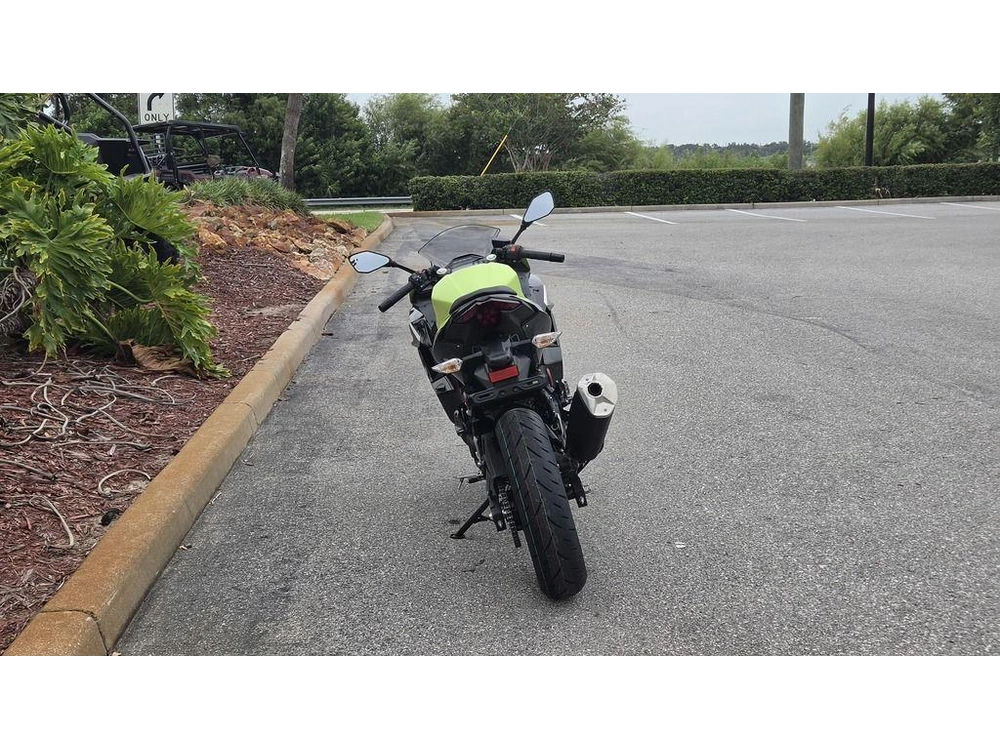 2026 Kawasaki Ninja® 500 Abs Metallic Yellowish Green/ebony