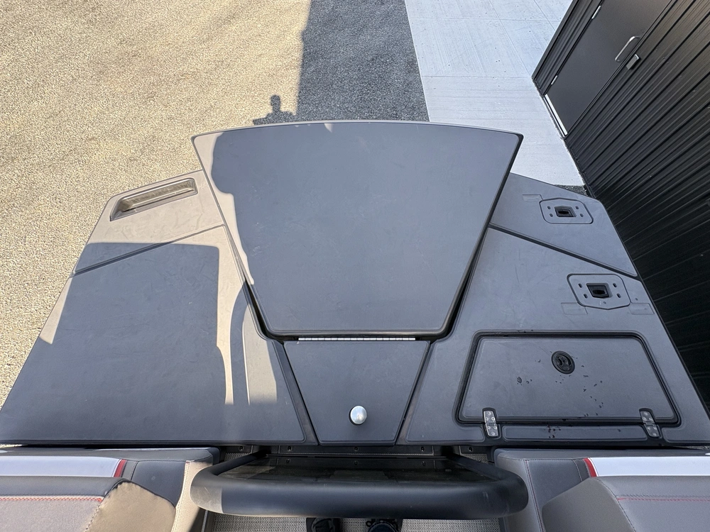 2025 Manitou Cruise 22 Switchback Stealth