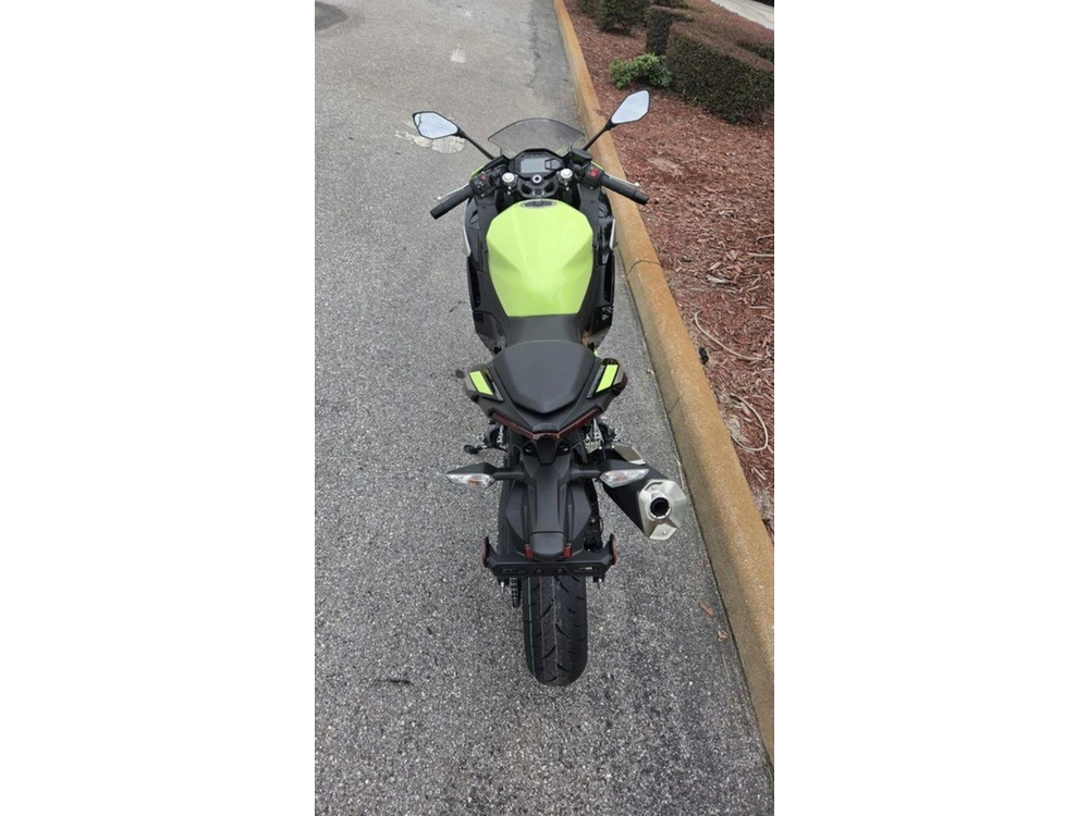 2026 Kawasaki Ninja® 500 Abs Metallic Yellowish Green/ebony