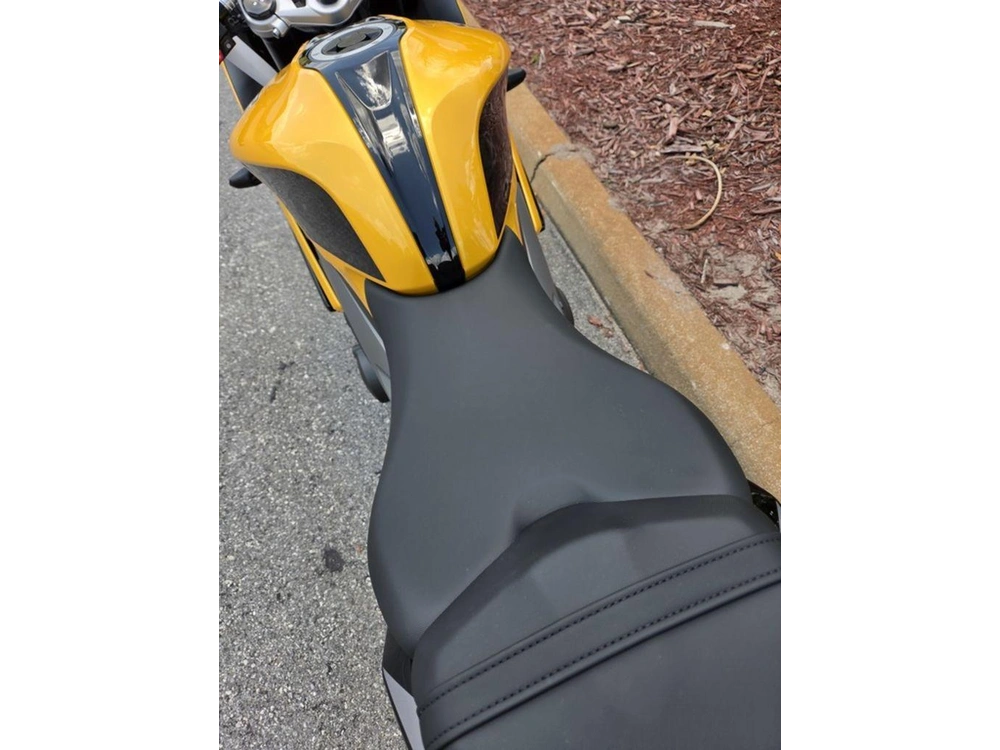 2026 Triumph Daytona 660 Cosmic Yellow / Sapphire Black