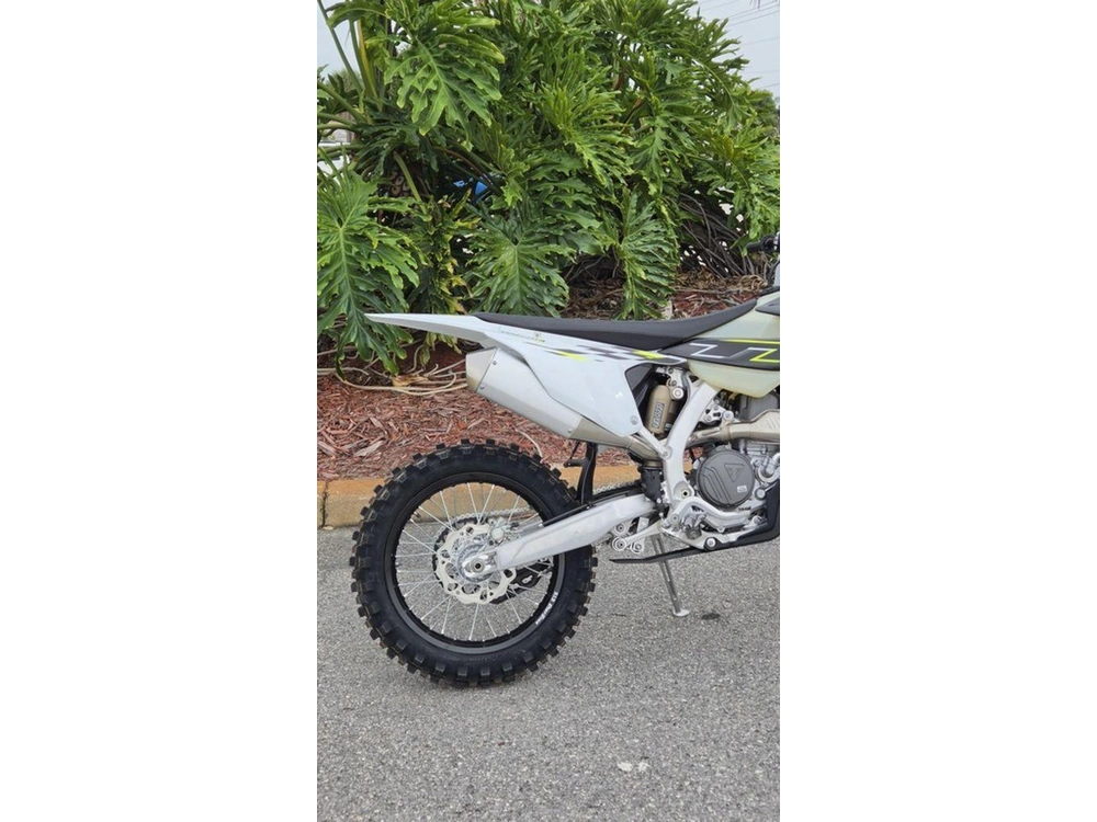 2026 Triumph Tf 450-c Jet Black/ Pure White