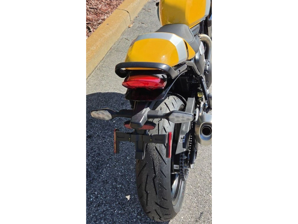 2026 Triumph Thruxton 400 Metallic Racing Yellow / Aluminium Silver