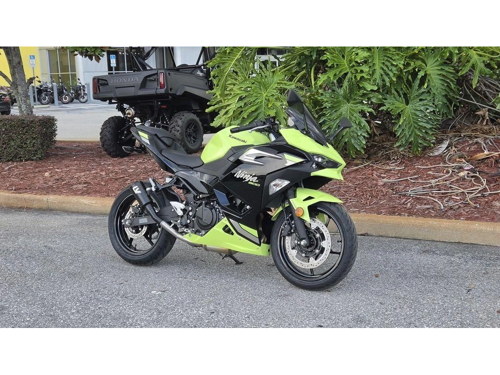 2026 Kawasaki Ninja® 500 Abs Metallic Yellowish Green/ebony
