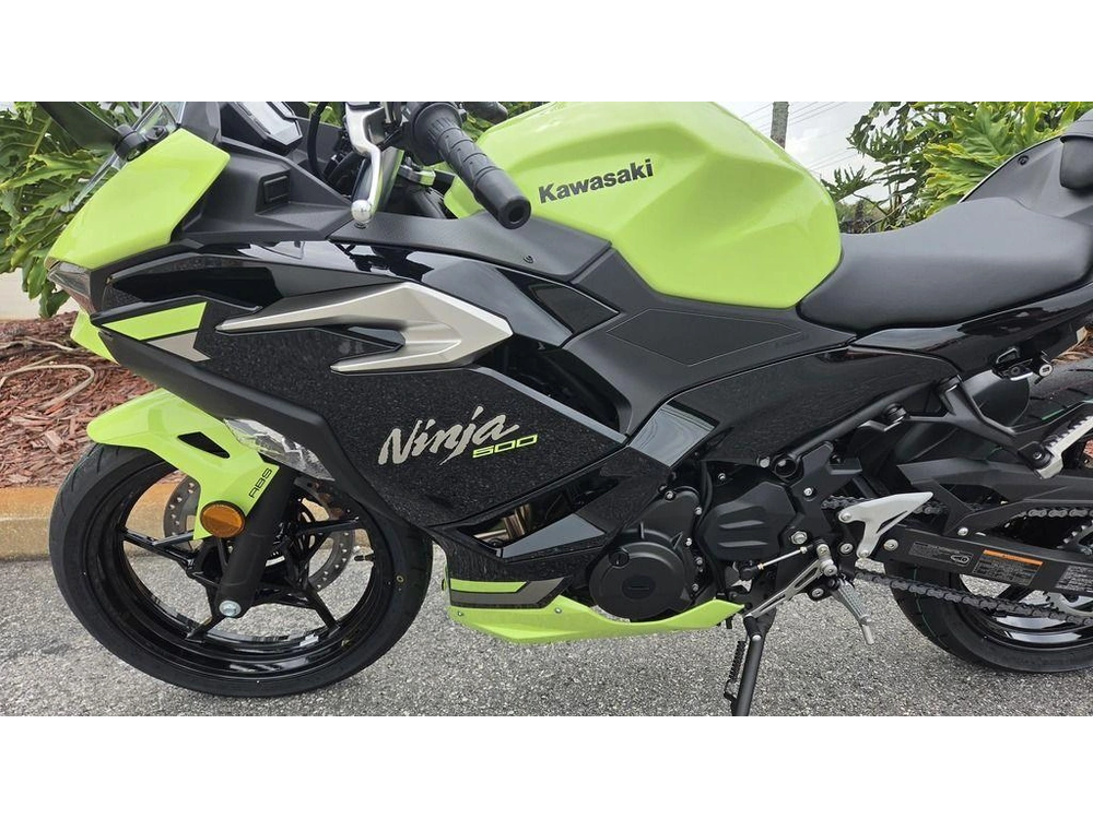 2026 Kawasaki Ninja® 500 Abs Metallic Yellowish Green/ebony