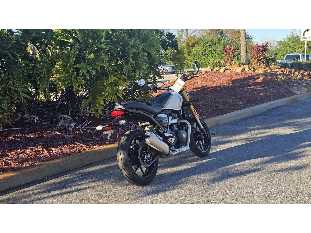2026 Triumph Speed 400 Pearl Metallic White/phantom Black