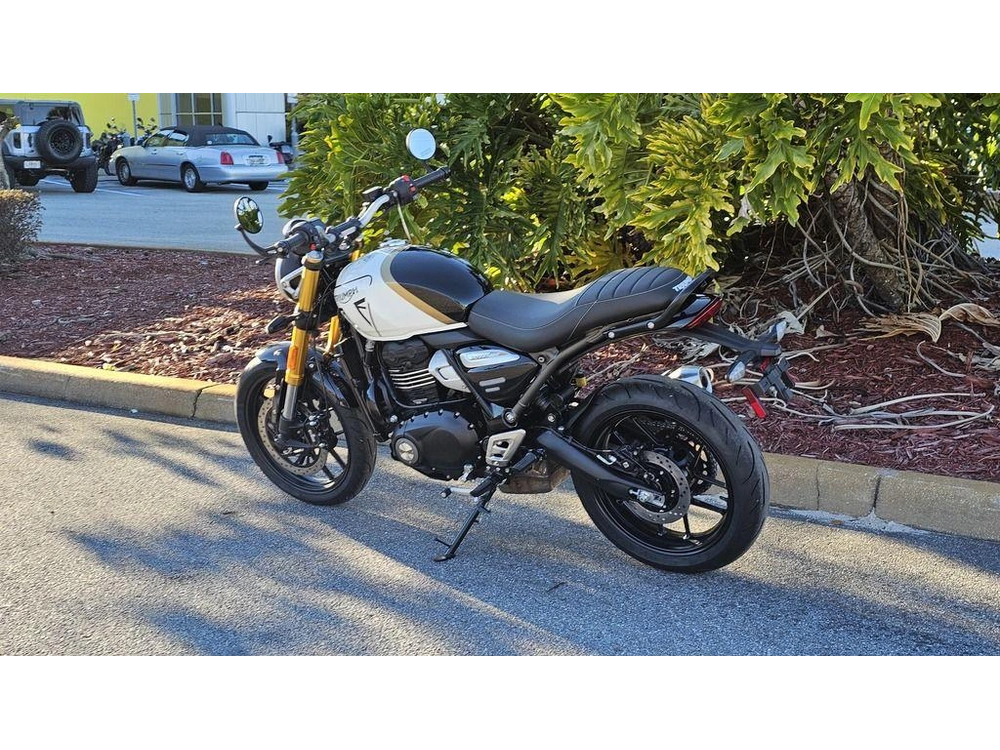 2026 Triumph Speed 400 Pearl Metallic White/phantom Black