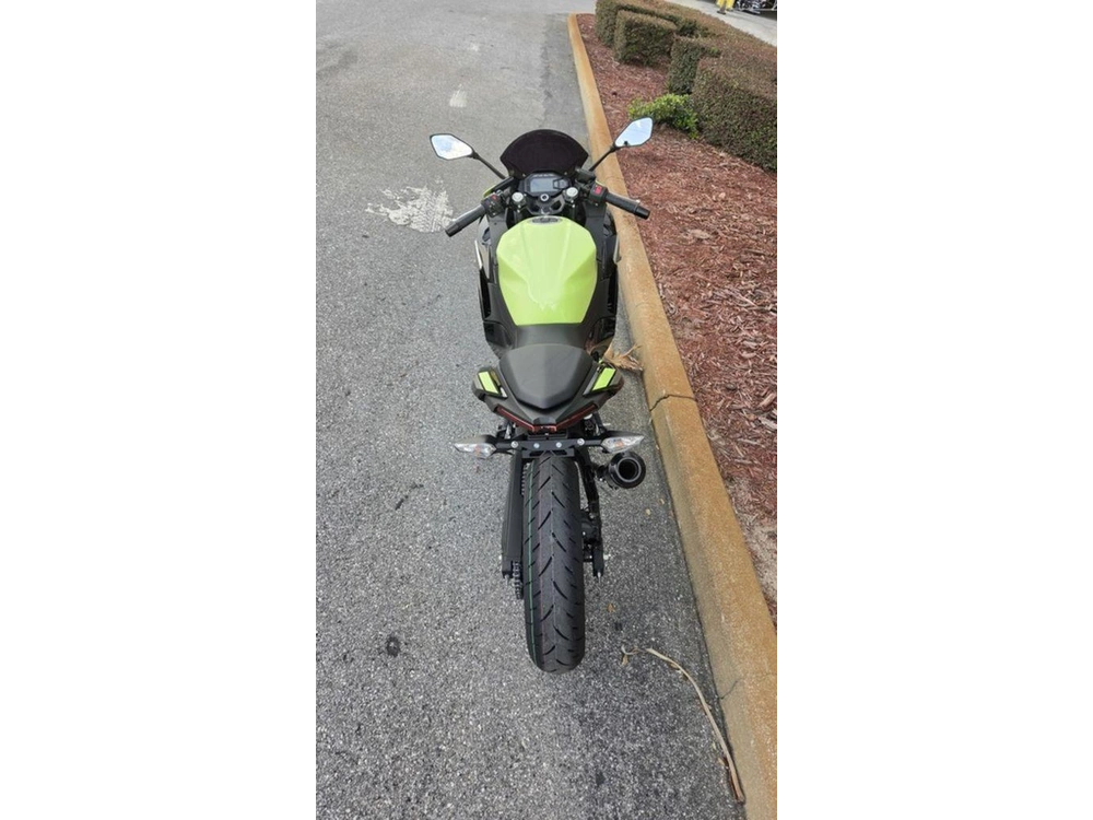 2026 Kawasaki Ninja® 500 Abs Metallic Yellowish Green/ebony