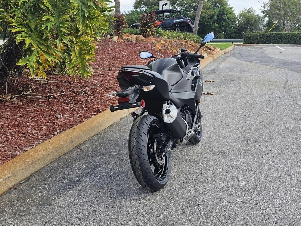 2026 Kawasaki Ninja® 500 Metallic Flat Spark Black