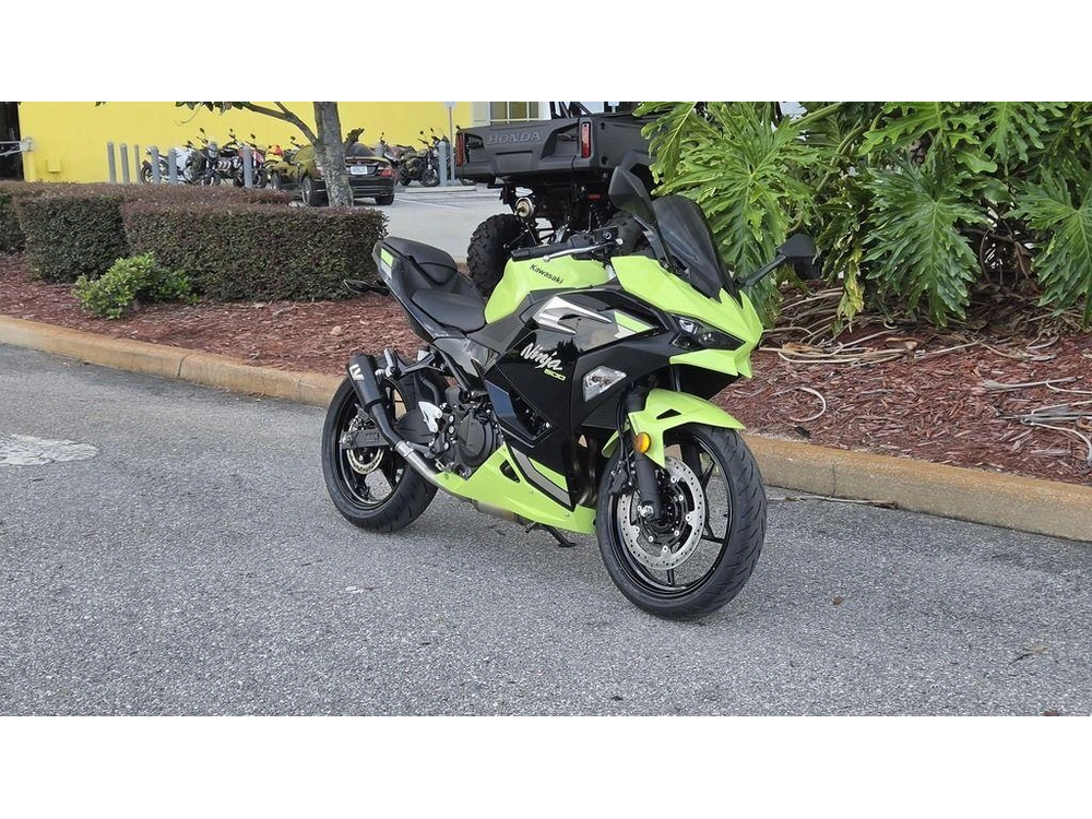2026 Kawasaki Ninja® 500 Abs Metallic Yellowish Green/ebony