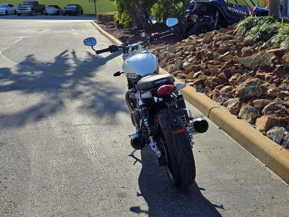 2025 Triumph Speed Twin 1200 Crystal White/sapphire Black