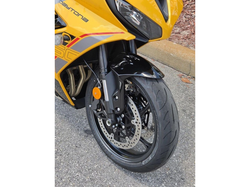 2026 Triumph Daytona 660 Cosmic Yellow / Sapphire Black