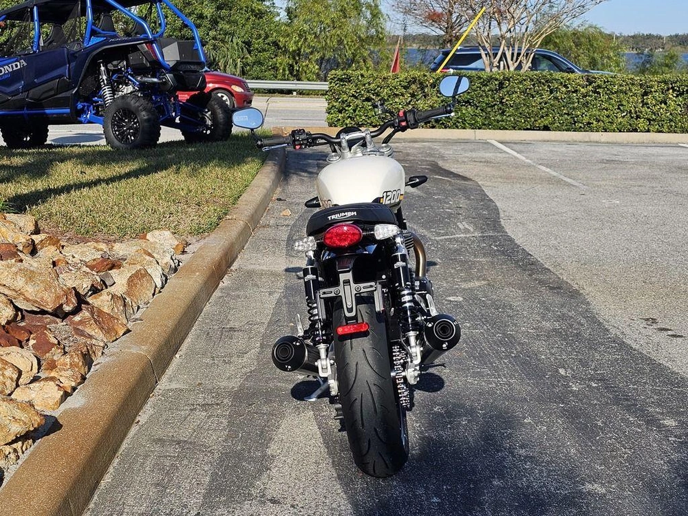 2025 Triumph Speed Twin 1200 Crystal White/sapphire Black