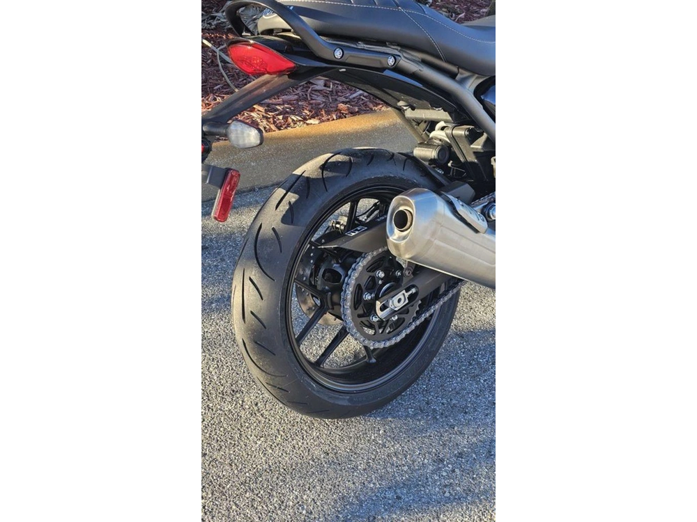 2026 Triumph Speed 400 Pearl Metallic White/phantom Black