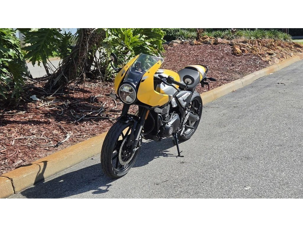 2026 Triumph Thruxton 400 Metallic Racing Yellow / Aluminium Silver
