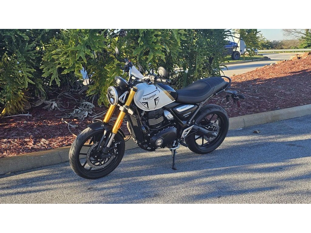 2026 Triumph Speed 400 Pearl Metallic White/phantom Black
