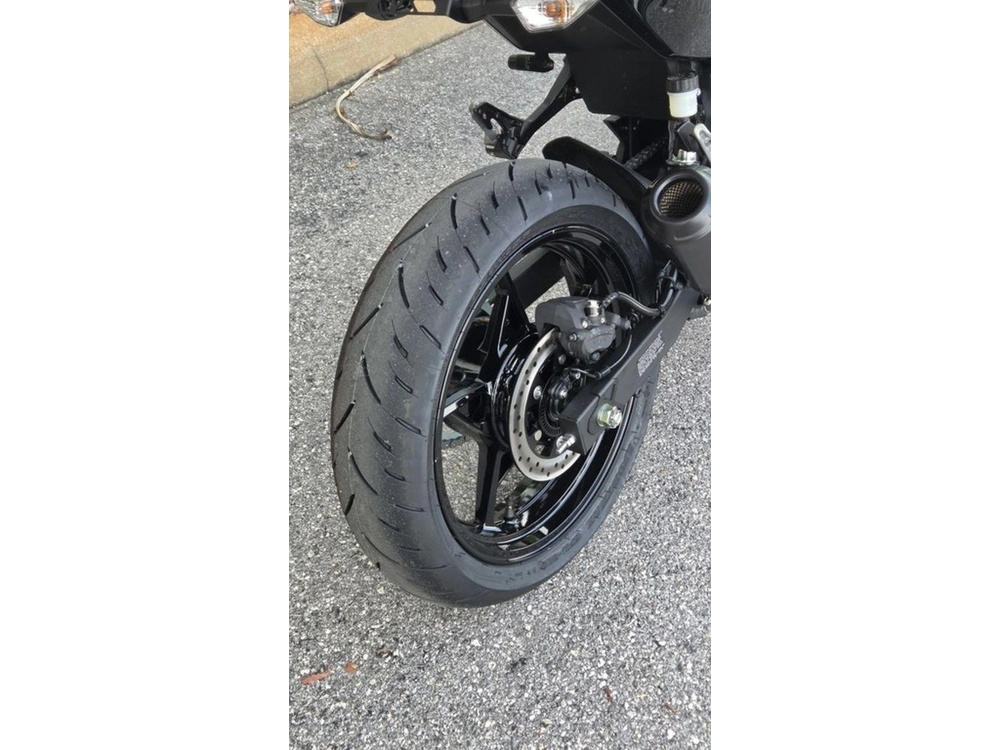 2026 Kawasaki Ninja® 500 Abs Metallic Yellowish Green/ebony
