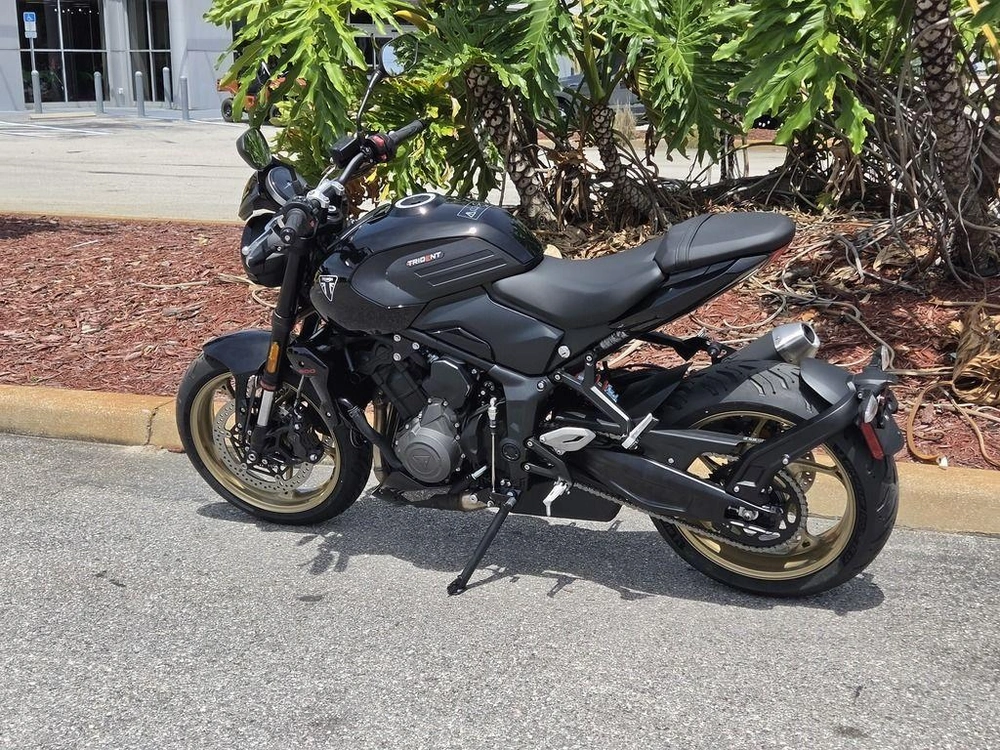 2026 Triumph Trident 800 Jet Black